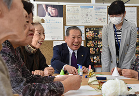 飾り作りを通じて会話が弾みます