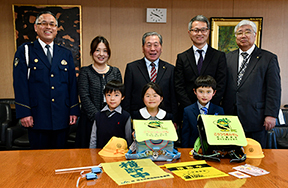 新1年生代表の2人(右側と中央)は緊張した様子でした