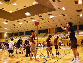 総合体育館で行われたファン感謝祭では、選手とファンが交流を図りました