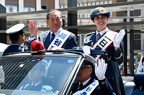 交通安全パレードに参加する星さんと高橋市長