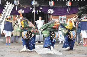 静かな雨音と笛の音色が重なり幻想的でした