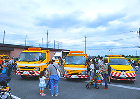 働く車を間近で見学できます