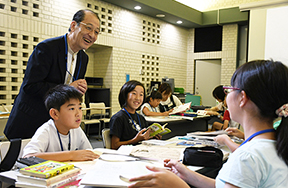 平安時代に思いをはせる子どもたち