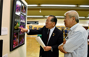 写真協会展を見学する高橋市長(左)
