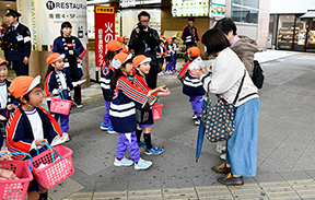 11月11日に行われた駅頭防火広報の様子