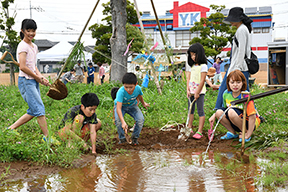 土を掘って水遊びをします