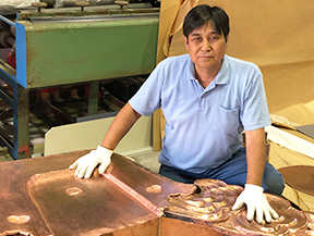 神社の鬼飾りを作成中の勝市さん