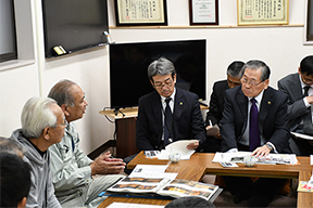 活動の様子などを聞く高橋市長