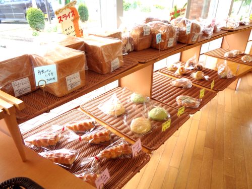 越谷市障害者就労訓練施設しらこばとのパン売り場（