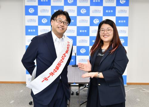 こどもまんなか応援サポーターのたすきをかける福田市長とラジオパーソナリティのsakoさん