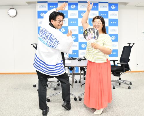 阿波踊りを踊る福田市長とラジオパーソナリティのsakoさん