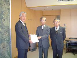 審議会 答申（左から 板川市長・櫻井審議会会長・佐々木審議会副会長）