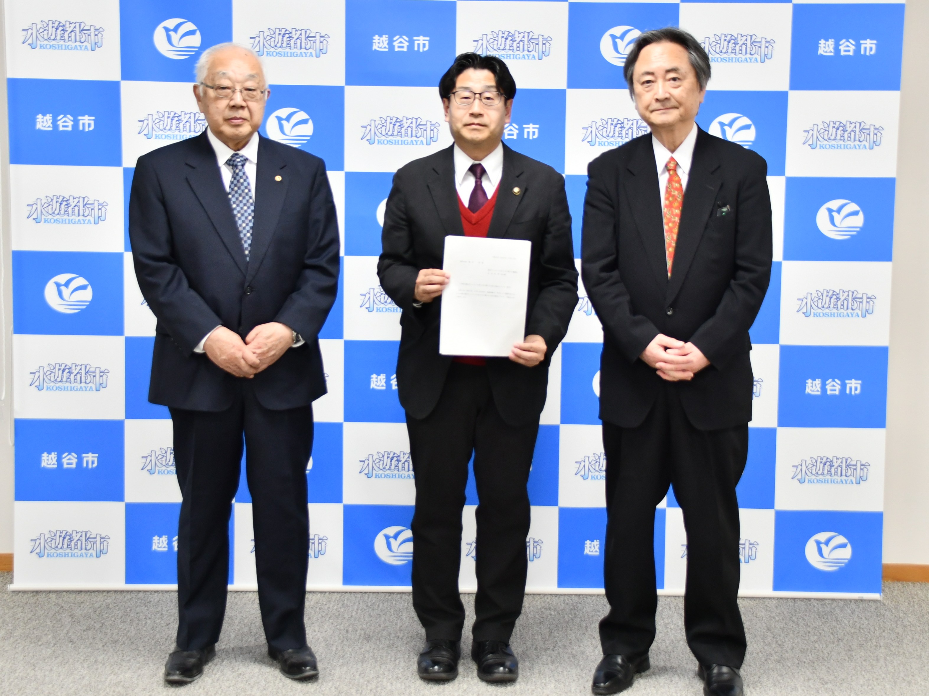 桃木副会長（左）、福田市長（中央）、松岡会長（右）