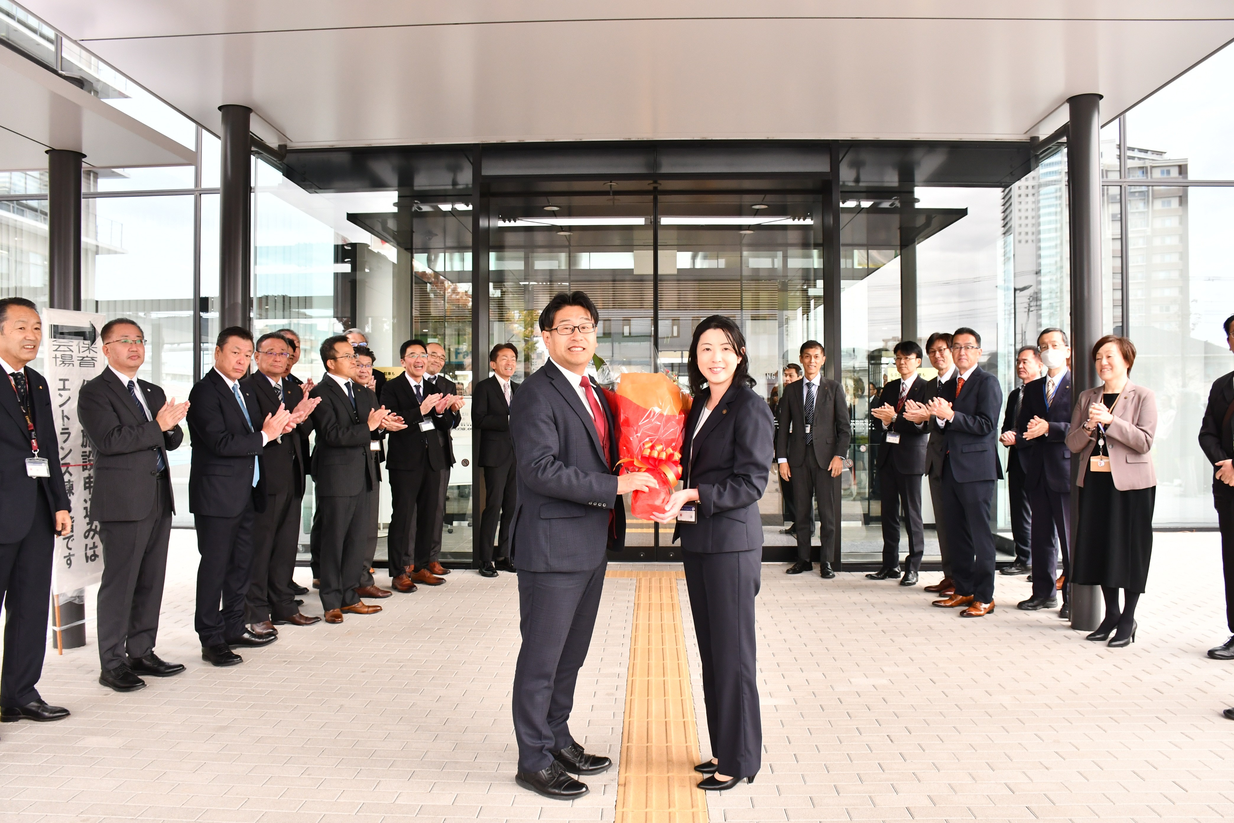 職員から花束を受け取る様子