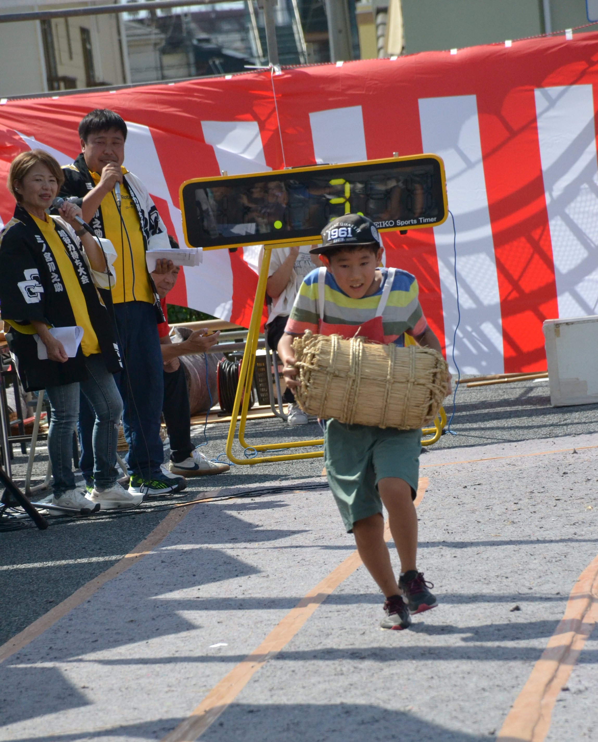 三ノ宮卯之助に挑戦　力持ち大会