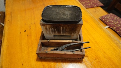 そば処久伊豆にある「鴨すき」の焼き器の写真