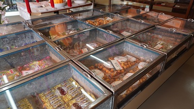 岡埜製菓店のガラスケースの写真